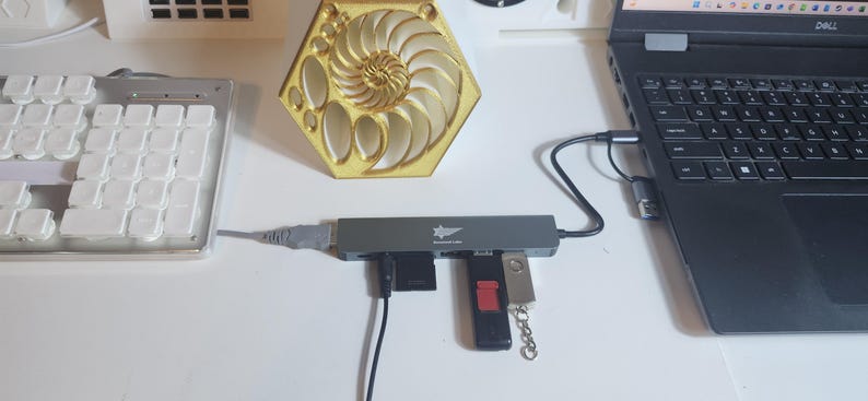 8 in 1 USB C Hub & Multiport Adapter Laptop Docking Station with Usb-A, Usb-C, SD.TF Card Reader, 3.5mm Audio Jack Power Delivery